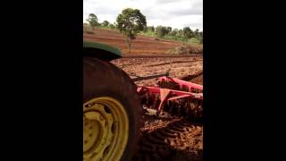 John deere 5603 nivelando 32 disco [upl. by Einra803]