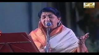 Tu Mere Saamne Lata Mangeshkar Udit Narayan Hyderabad Concert [upl. by Kandace]