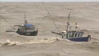 Video increible 2 barcos de pesca en mares extremadamente agitados [upl. by Ponce]