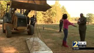 Cemetery director opens vault of man whom family says is not buried in right spot  WSBTV [upl. by Anih]